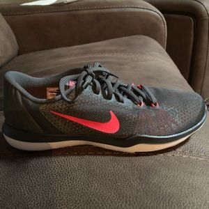 Women’s Nike Shoes 9.5 NWOT